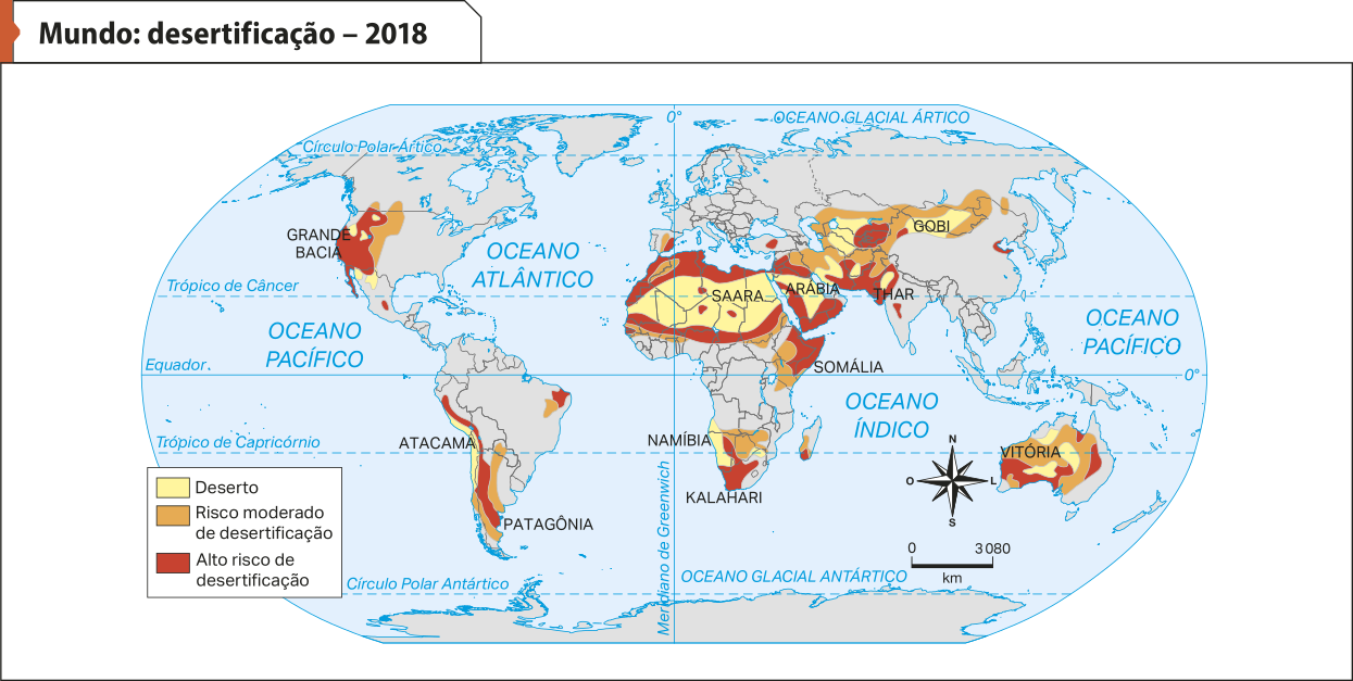 Mapa: 'Mundo: desertificação em 2018'. Conforme a legenda, os dados são os seguintes: Deserto: Grande Bacia na América do Norte; Atacama na América do Sul; Saara no norte da África e Namíbia no sul da África; Arábia na Ásia e Gobi na Ásia e Vitória na Oceania. Risco moderado de desertificação: áreas ao redor dos desertos na América do Norte, América do Sul, África, Sudoeste e centro da Ásia, na Oceania e no sul da Europa. Alto risco de desertificação: áreas ao redor dos desertos na América do Norte, América do Sul, África, Sudoeste e centro da Ásia, na Oceania e no sul da Europa.