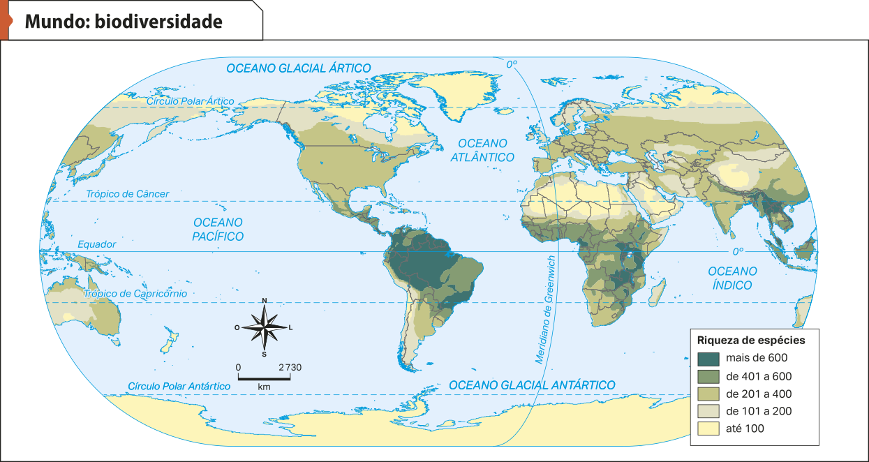 Mapa 'Mundo: biodiversidade'. Conforme a legenda, os dados são os seguintes:  Riqueza de espécies. Mais de 600: áreas no norte da América do Sul, no centro da África e no Sudeste da Ásia. De 401 a 600: áreas no centro da América do Sul, na América Central, no centro e sul da África e no Sudeste da Ásia. De 201 a 400: áreas no sul da América do Sul, extensas regiões na América do Norte, no centro da África, no centro e norte da Ásia, e na Europa. De 101 a 200: áreas no sul da América do Sul, no norte da América do Norte, no norte da Ásia, no norte da África e na Oceania. Até 100: áreas no extremo norte da América do Norte, da Ásia, na Antártida e no norte da África.