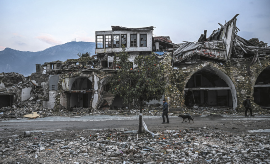 Foto de edifício em escombros. O telhado e o primeiro andar do edifício estão destruídos.