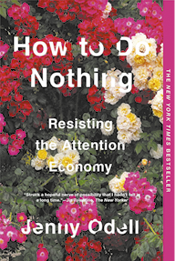 Capa do livro intitulado em inglês: How to Do Nothing: Resisting the Attention Economy de Jenny Odell. O fundo é composto por uma densa colagem de flores em tons de vermelho, rosa, amarelo e branco, com folhas verdes ao redor.