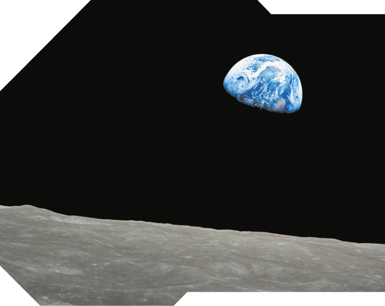 Fotografia do planeta terra visto no espaço a partir da Lua. No primeiro plano, está a superfície cinzenta e irregular da Lua. E ao fundo, que é todo preto, está a Terra, parcialmente iluminada, em uma esfera azul e branca.