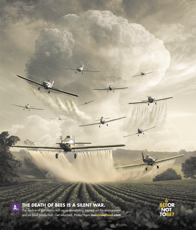 Cartaz de anúncio com uma fotografia de um campo com uma plantação extensa organizada em linhas retas, com diversos aviões agrícolas sobrevoando em formação e borrifando substâncias sobre o campo. Acima, o céu tem coloração cinza e há uma grande nuvem densa. Na parte inferior esquerda, há um texto indicado pela letra A que diz em inglês: THE DEATH OF BEES IS A SILENT WAR. Abaixo: The decline of pollinators will cause devastating impacts on the environment and on food production. Get informed. Protect them. nobeefood.com. No canto inferior direito, está a frase: BEE OR NOT TO BE?