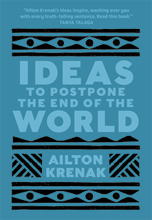 Capa do livro intitulado em inglês: Ideas to Postpone the End of the World de Ailton Krenak. O fundo é azul com vários elementos gráficos em preto que lembram padrões geométricos tribais. Esses padrões estão organizados em faixas horizontais decorativas, uma no topo, outra abaixo do título, e uma ao redor do nome do autor.