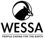Ilustração de um logotipo composto por um círculo preto contendo o contorno estilizado de um antílope. Abaixo do círculo, está escrito: WESSA. People Caring for the Earth.