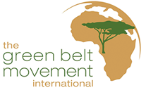 Ilustração de um logotipo composto por parte de um globo com o contorno do continente africano em destaque. Dentro do continente, há uma ilustração de uma árvore em verde. Ao lado do globo, está o escrito em inglês: the green belt movement international.