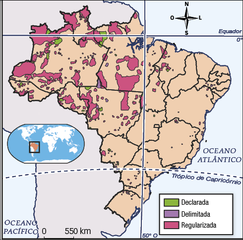 Mapa do Brasil com os limites estaduais e com algumas áreas coloridas espalhadas por alguns estados indicando as situações de terras indígenas. De acordo com a legenda, as porções de terra indígenas são predominantes na região Norte do País, abrangendo parte da região Nordeste e Centro-Oeste, e com a grande maioria tendo situação regularizada. Há pequenas áreas espalhadas em menor quantidade com situação declarada e delimitada.