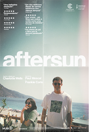 Cartaz do filme intitulado em inglês: Aftersun. Há duas pessoas em destaque, um homem e uma garota ao ar livre. Os dois usam óculos escuros e atrás deles está o mar e montanhas mais ao fundo.