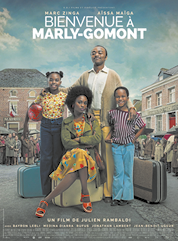 Cartaz do filme, intitulado em inglês: Bienvenue à Marly-Gomont. No centro há uma foto de uma família composta por quatro pessoas. Há uma mulher sorrindo, sentada em uma mala, usando um vestido colorido e sandálias vermelhas. Atrás dela, está um homem de óculos, usando um casaco claro. Ao lado deles, há duas crianças, uma menina à esquerda e um menino à direita, ambas sorrindo. A menina segura uma bola ao lado de uma mala, enquanto o menino está de pé ao lado de outra mala maior. Ao fundo há uma rua com prédios e várias pessoas.