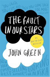 Capa do livro intitulado em inglês: The Fault in Our Stars de John Green. O fundo é azul com o título escrito em letras brancas dentro de duas nuvens desenhadas, uma preta e outra branca.