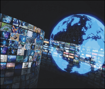 Fotografia de uma representação digitalizada de um globo terrestre azul. Ao lado, há múltiplas telas de vídeo em formato curvado e dispostas em várias linhas e colunas, exibindo diferentes imagens e que refletem sobre o globo.