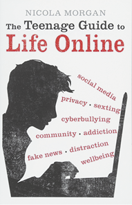 Capa do livro intitulado em inglês: The Teenage Guide to Life Online, escrito por Nicola Morgan. Há uma silhueta de uma pessoa usando um laptop, destacada em preto contra um fundo claro. Há várias palavras em vermelho espalhadas ao redor da silhueta, como: social media, privacy, sexting, cyberbullying, community, addiction, fake news, distraction e wellbeing.