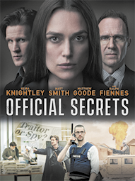 Cartaz do filme intitulado em inglês: Official Secrets, estrelado por Keira Knightley, Matt Smith, Matthew Goode e Ralph Fiennes. Na parte superior estão os rostos de três atores. No centro está uma mulher de cabelos escuros, longos e lisos. À esquerda está um homem de cabelos pretos em um penteado alto, e à direita, um homem de óculos, terno e gravata. E na parte inferior há uma cena com um homem com um colete da polícia ao lado de explosões e veículos militares.