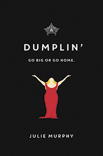 Capa do livro intitulado em inglês: Dumplin' de Julie Murphy. O fundo é preto, com destaque para uma ilustração central de uma mulher loira de braços abertos, usando um longo vestido vermelho. Na parte superior há uma coroa brilhante, e abaixo do título está escrito: Go big or go home.