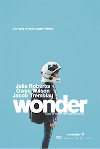 Cartaz do filme intitulado em inglês: Wonder. O fundo é azul com a fotografia de um menino de perfil usando um capacete de astronauta. Acima do título estão os nomes Julia Roberts, Owen Wilson e Jacob Tremblay.