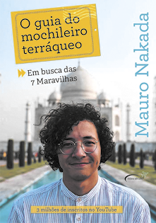 Capa de um livro intitulado: O guia do mochileiro terráqueo, com o subtítulo: Em busca das 7 Maravilhas. Em destaque, há uma fotografia de um homem jovem, de cabelos cacheados e óculos, sorrindo com os lábios fechados e com a construção Taj Mahal ao fundo. No lado direito, em letras verticais, está o nome do autor: Mauro Nakada. Na parte inferior, há uma faixa amarela indicando: 3 milhões de inscritos no YouTube.