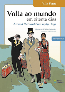 Capa de um livro intitulada: Volta ao Mundo em Oitenta Dias, com o título também traduzido para o inglês logo abaixo do título em português, como: Around the World in Eighty Days. O fundo da capa é composto pela ilustração de um mapa-múndi, e sobre ele, destacam-se três personagens. No meio, há um homem usando chapéu, um casaco longo e claro e segurando uma bengala. À esquerda, outro homem usa chapéu e terno preto. Ele carrega uma mala vermelha em uma das mãos, e no chão ao lado dele há outra mala vermelha. E à direita está uma mulher usando vestido longo e vermelho, estampado e usa vários acessórios, como brincos e colares.