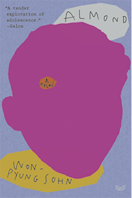 Capa do livro intitulado em inglês: Almond, escrito por Won-Pyung Sohn. O fundo é roxo, e no centro há uma ilustração abstrata da silhueta de um rosto em rosa, com um pequeno detalhe laranja no lugar do olho direito.