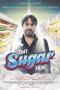 Cartaz de um filme intitulado em inglês: That Sugar Film. No centro, há um homem usando camisa preta, coberto por uma representação de chuva de açúcar, com o fundo representando prateleiras de supermercado repletas de produtos coloridos.