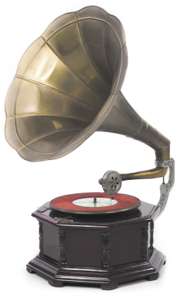 Fotografia de um aparelho de som com uma base de madeira em formato octogonal com detalhes decorativos. No topo da base está o disco coberto com um material vermelho. Acima dessa parte, há um braço metálico com uma agulha que toca o disco. Conectado à base, há um grande alto-falante em forma de corneta.