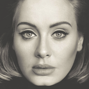 Capa de um álbum da cantora Adele. Toda a capa é preenchida por uma fotografia em preto e branco do rosto de Adele olhando diretamente para a frente. Os cabelos estão soltos, enquadrando o rosto, os olhos são claros com cílios bem definidos e um delineado preto, e os lábios são grossos.