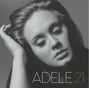 Capa de um álbum da cantora Adele. Nela há uma fotografia em preto e branco de Adele, com a cabeça inclinada apoiada em uma das mãos. Ela tem cabelos claros, que estão soltos, e está com os olhos fechados. Na parte inferior está escrito Adele 21.