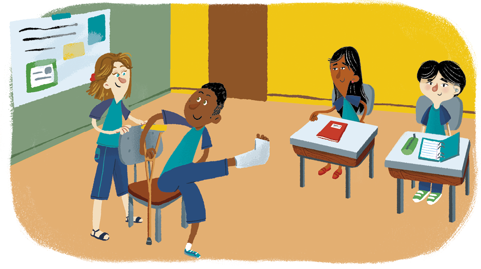 Ilustração de uma sala de aula com quatro alunos. No centro, está um menino com o pé enfaixado e elevado, sentado em uma cadeira segurando uma muleta em uma das mãos. Atrás dele está uma menina de cabelos castanhos, segurando a cadeira. À direita, sentados em carteiras, estão uma menina e um menino. À esquerda há um quadro com escritas.