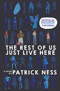 Capa do livro intitulado em inglês: The Rest of Us Just Live Here, de Patrick Ness. O fundo é escuro, e há uma ilustração de diversas silhuetas em tons de azul e roxo, representando diferentes personagens em variadas poses, algumas delas com traços de fantasia, como asas de borboleta.