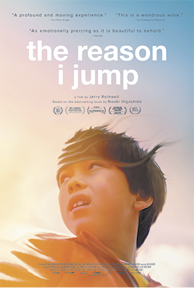 Cartaz do filme intitulado em inglês: The Reason I Jump. Em destaque, há uma fotografia de um jovem olhando para o lado, enquanto o vento movimenta seu cabelo castanho claro.