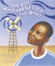 Capa do livro intitulado: The Boy Who Harnessed the Wind. Nela há uma ilustração de um menino negro olhando para cima, na direção de um moinho de vento. Ele tem cabelos curtos e usa uma camisa azul com listras brancas nos ombros. Ao fundo, há um céu azul claro com faixas onduladas.