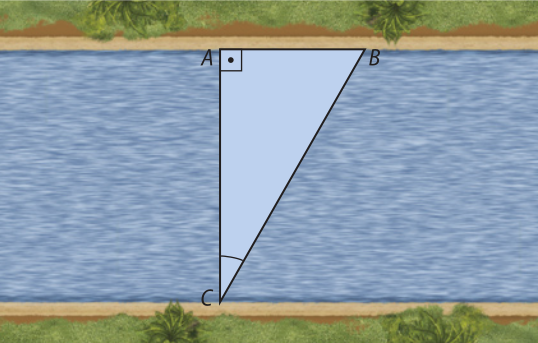 Esquema. Temos um triângulo retângulo A B C, com ângulo reto no vértice A. O lado A B está localizado na margem de um rio, e o vértice C na margem oposta.