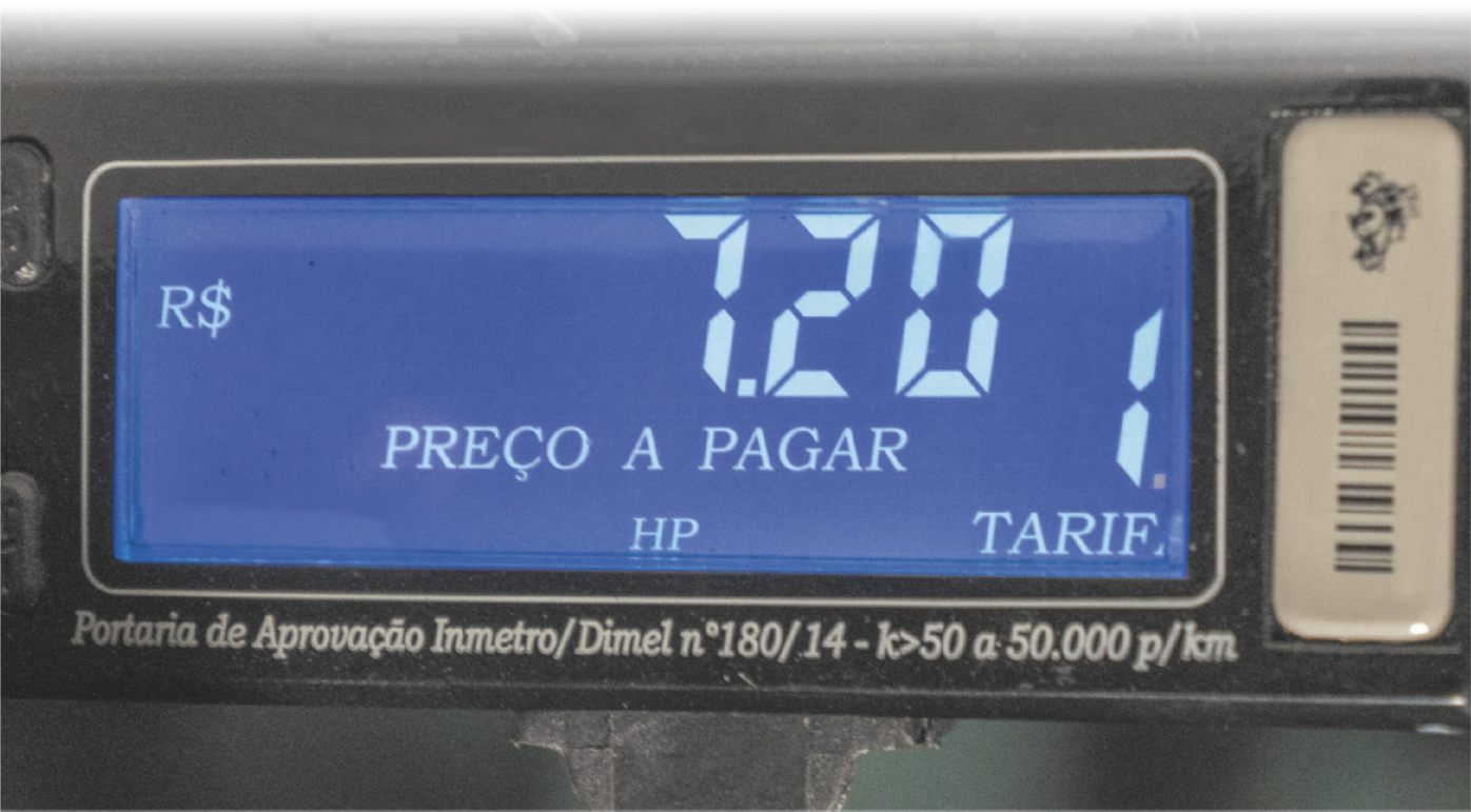 Fotografia de um taxímetro marcando a tarifa 1 e o preço a pagar de R$ 7,20.