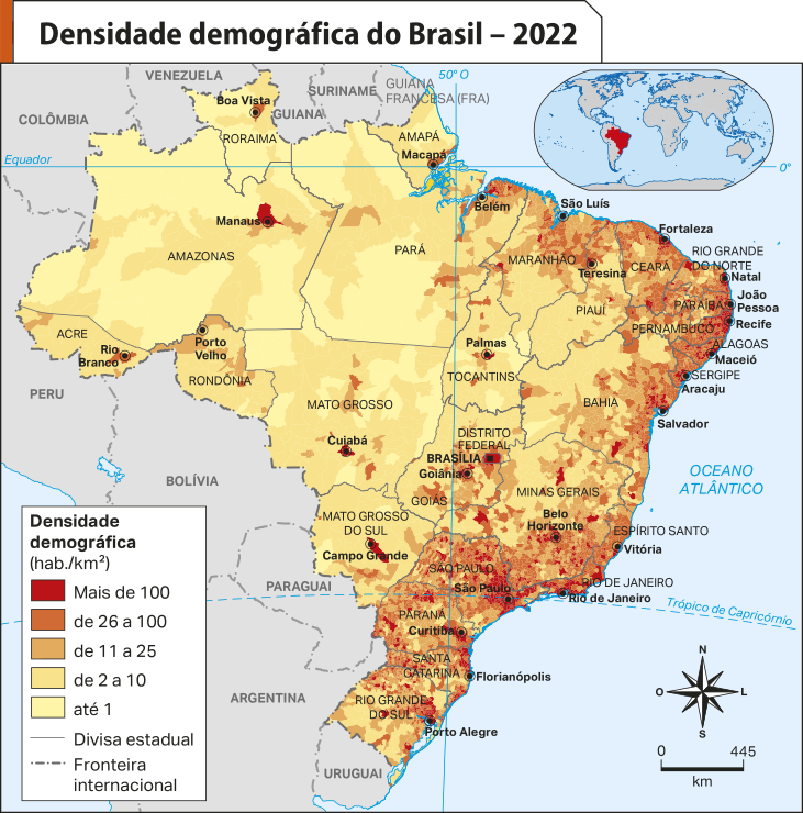 Mapa 'Densidade demográfica do Brasil em 2022'. O mapa exibe a densidade demográfica em habitantes por quilômetro quadrado, representada por cores que variam de amarelo claro a vermelho, sendo: amarelo claro até 1; amarelo escuro de 2 a 10; laranja claro de 11 a 25; laranja escuro de 26 a 100; vermelho mais de 100. Observa-se maior concentração populacional nas regiões Nordeste, Sudeste e Sul, especialmente no litoral. As regiões Norte e Centro-Oeste apresentam menor concentração populacional.