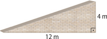 Ilustração de uma rampa em forma de triângulo retângulo, com catetos medindo 4 metros e 12 metros.