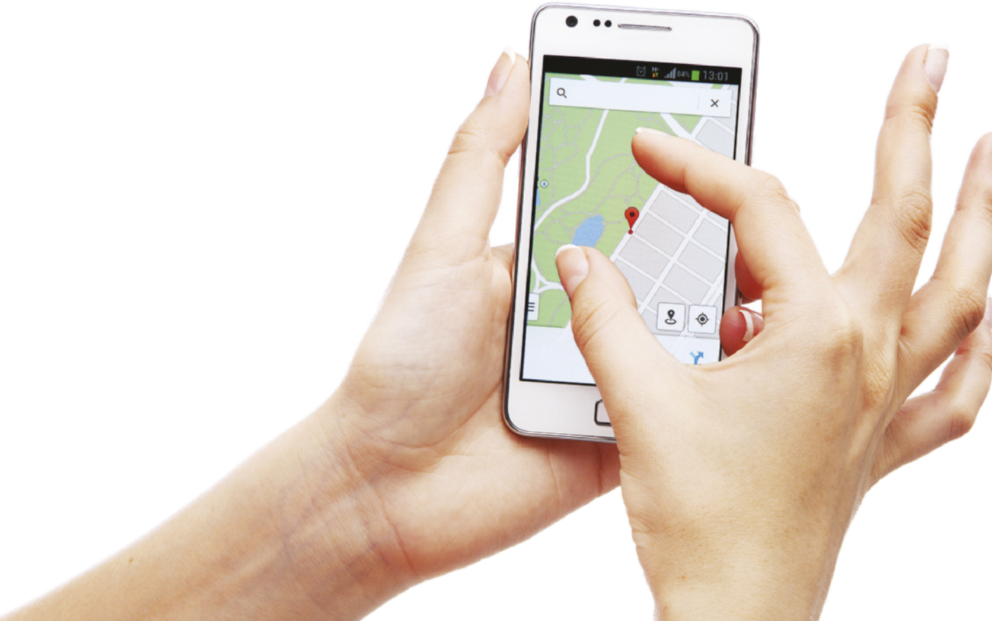 Fotografia das mãos de uma pessoa ampliando um mapa exibido na tela de um smartphone.