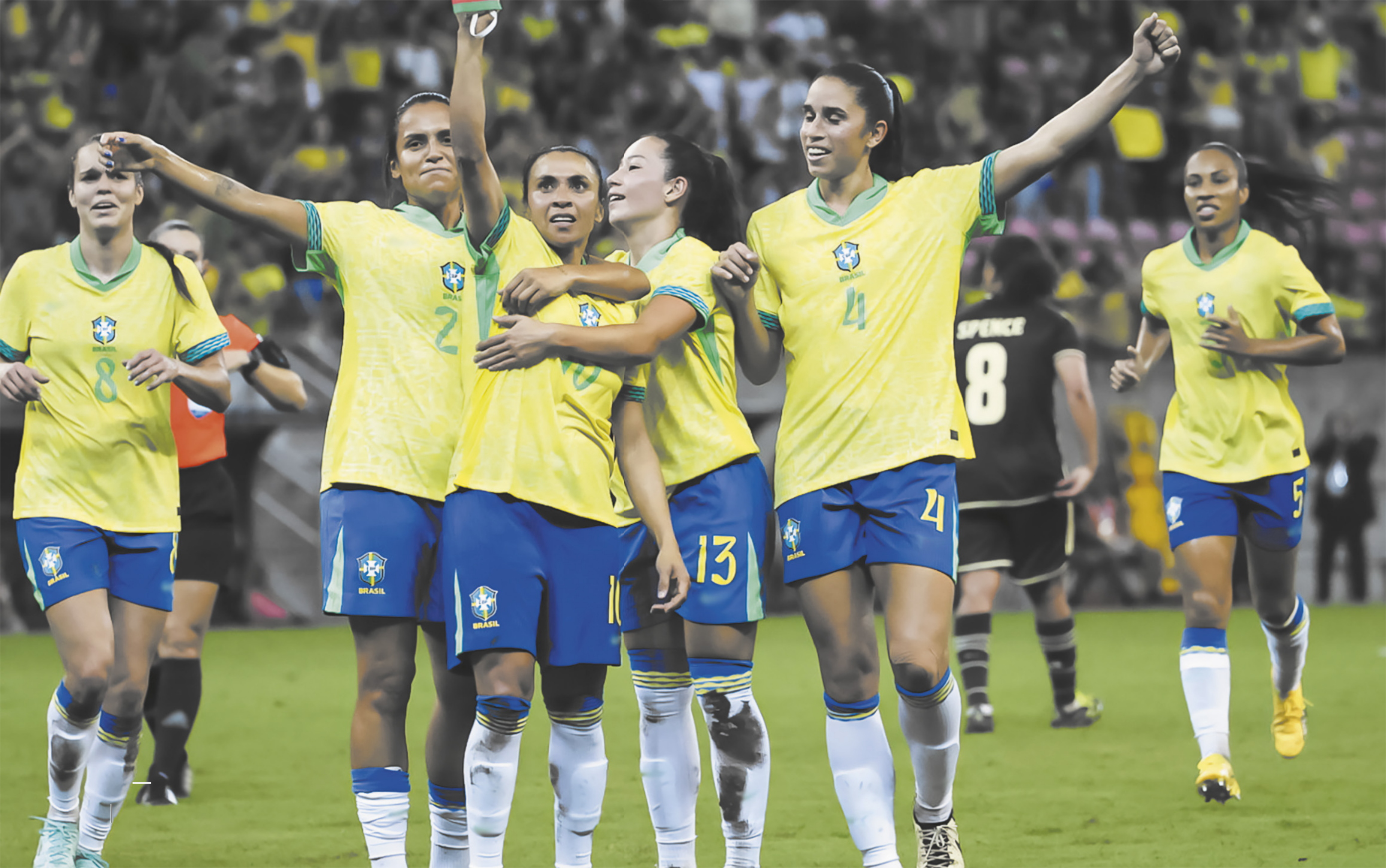 Fotografia de jogadoras em comemoração no campo de futebol. Dentre elas, a jogadora Marta.