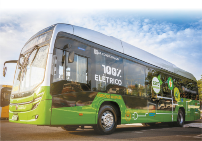Fotografia de um ônibus com detalhes na cor verde e as inscrições 'ar-condicionado'' e '100% elétrico' na parte externa.