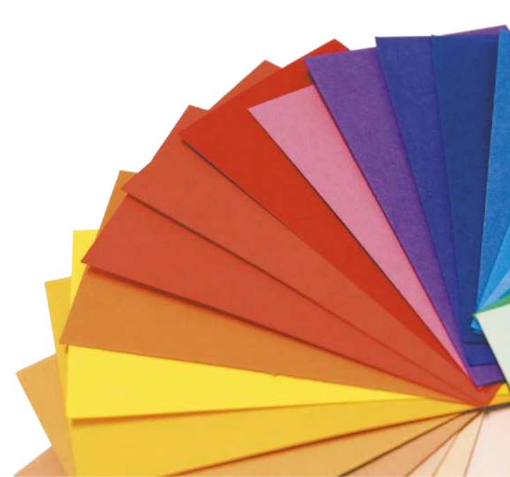 Fotografia de cartões de papel de diferentes cores.