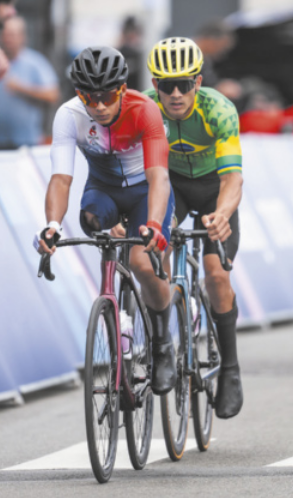 Fotografia de Esteban Goddard Medica e Alberto Gomes Soares pedalando juntos.