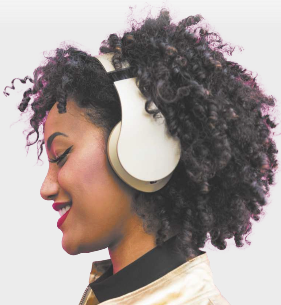 Fotografia de uma mulher com fones de ouvido, sorrindo.