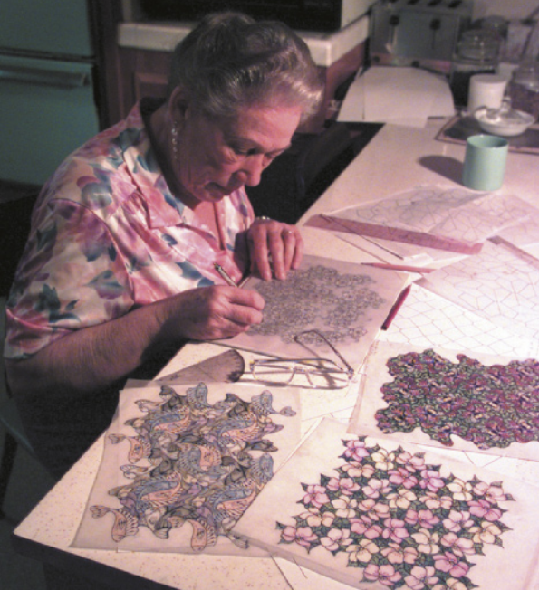 Fotografia de Mardjorie Raice desenhando ladrilhamentos.