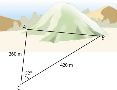 Imagem com ilustração de um morro, com um ponto A e um ponto B em lados opostos da base dele. Há um ponto C distante do morro. Segmentos de reta formam um triângulo entre os lados A B, B C e A C. Ângulo A C B: 52 graus. Lado A C: 260 metros. Lado B C: 420 metros.
