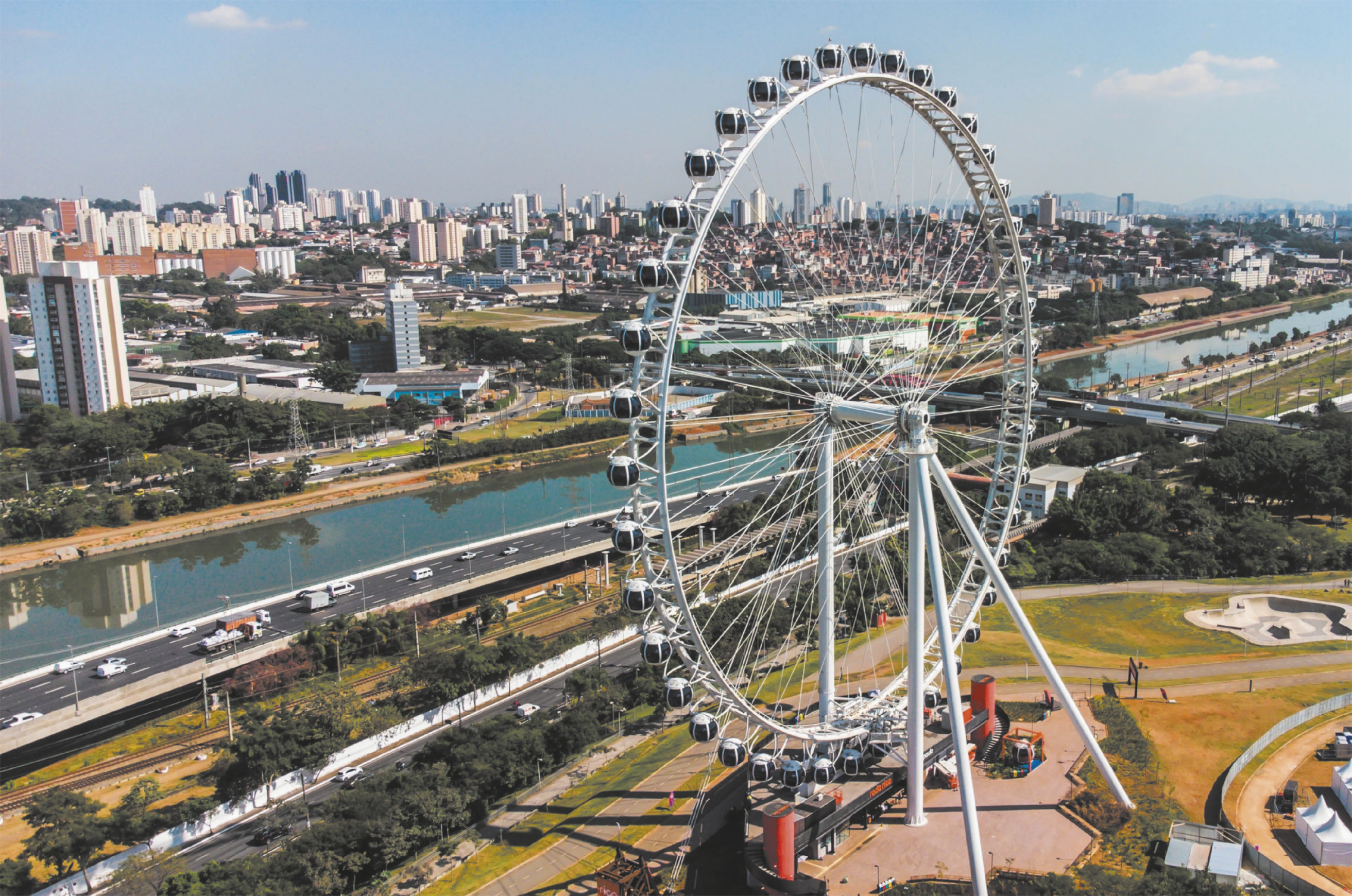 Fotografia de grande roda-gigante em parque urbano.