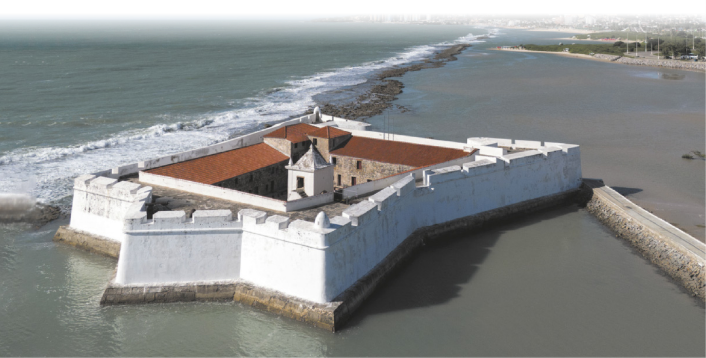 Fotografia do forte descrito anteriormente, agora com água ao redor.