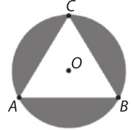 Imagem esquematizada da figura descrita anteriormente. Há o triângulo A B C, de centro O, inscrito em uma circunferência. A área que pertence somente ao círculo está em cinza.