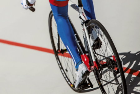 Fotografia de pessoa em uma bicicleta com pneus muito finos e lisos.