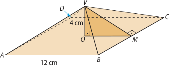Ilustração de uma pirâmide quadrangular. A base é o quadrado A B C D e o vértice é o ponto 'V'. O lado da base possui 12 centímetros de comprimento. No centro da base há o ponto 'O' e no lado B C há o ponto médio 'M'. Em destaque, está o triângulo V O M, retângulo em 'O'. O segmento V O possui 4 centímetros de comprimento.