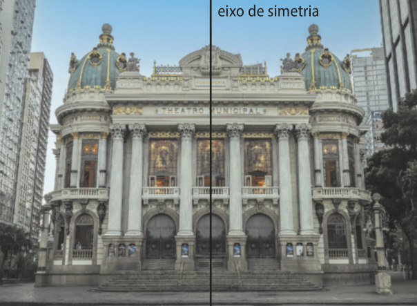 Fotografia da fachada do teatro municipal do Rio de Janeiro. É um edifício com arcos, colunas e em cada lado há uma cúpula. Passando pelo centro da foto há uma reta vertical indicando o eixo de simetria.