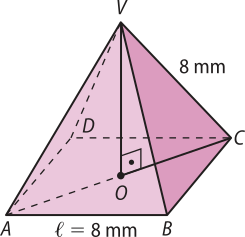 Ilustração de uma pirâmide de base quadrangular A B C D V. A base é o quadrilátero A B C D e o lado A B tem medida expressa por 'l igual a 8 milímetros'. A aresta lateral V C tem medida 8 milímetros. O centro da base é o ponto O e há um segmento ligando este ponto ao vértice V. A diagonal A C da base está traçada e seu trecho O C forma com o segmento V O um ângulo reto.