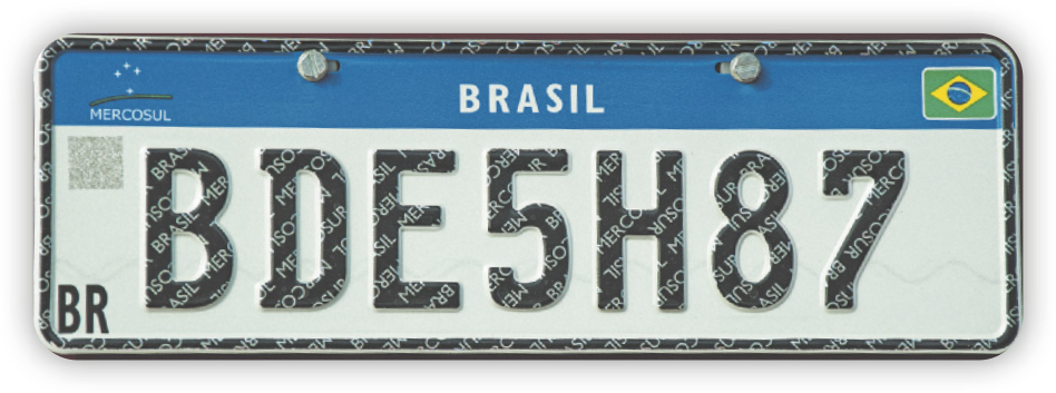Ilustração de uma placa de automóvel. Na parte superior há uma faixa azul com o nome 'Brasil' em letras pequenas e uma bandeira do Brasil ao lado. Abaixo, em fonte maior e na cor preta há letras e números. São eles: B D E 5 H 8 7.