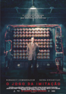 Reprodução da capa do filme 'O jogo da imitação'. Nela aparece um homem de terno marrom, em pé, em frente à uma parede cheia de dispositivos eletrônicos.
